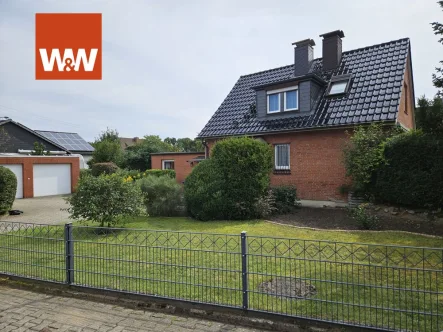 Aussenansicht_frontal_re - Haus kaufen in Reppenstedt - Einfamilienhaus mit vermietetem Einliegerappartement in Reppenstedt...