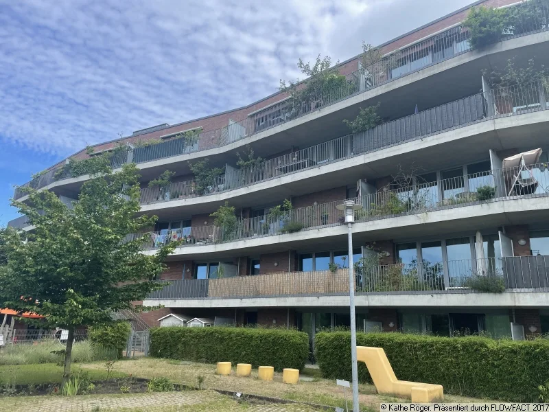 Hausansicht-Rückseite - Wohnung mieten in Hamburg - WASSERNÄHE-TOLLE WOHNUNG AUF DER SCHLOSSINSEL-MIT TERRASSE