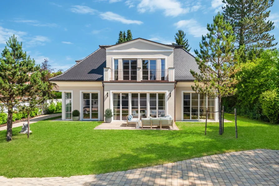 Titelbild - Haus kaufen in Grünwald - Klassisch-elegante Villa in repräsentativer Nachbarschaft