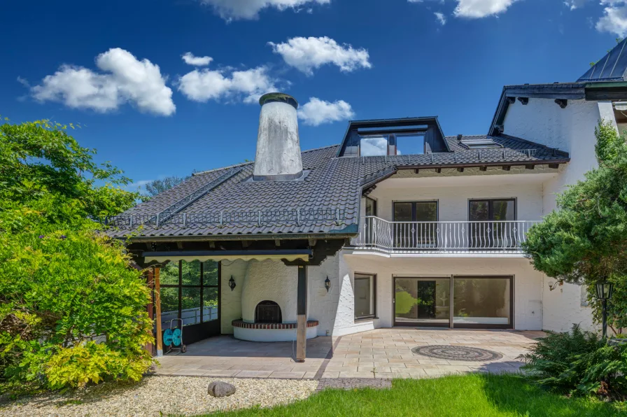 Breite Südterrasse mit Windschutz und Kamin