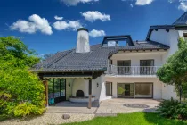 Breite Südterrasse mit Windschutz und Kamin