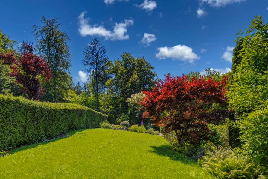 Traumhafter Garten mit altem Baumbestand und Teich