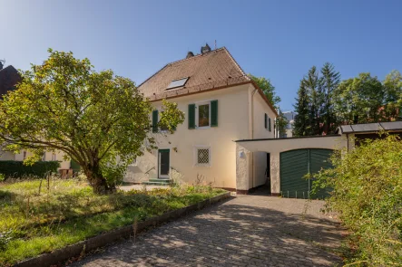 Titelbild - Grundstück kaufen in München - Idyllisches Grundstück mit historischer Kaffeemühle und großem Ausbaupotenzial