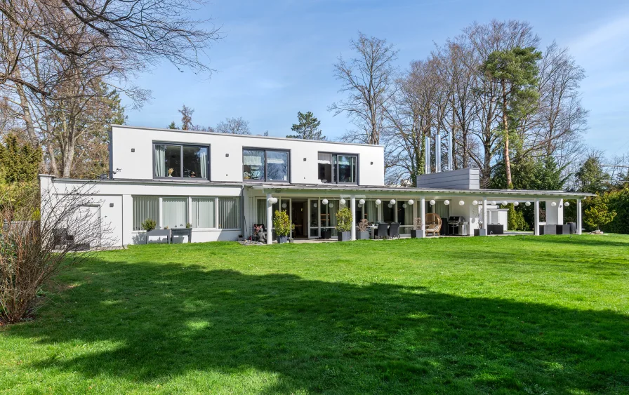 Südseite der Villa - Haus kaufen in Grünwald - Luxus Bauhausvilla mit Traumpark