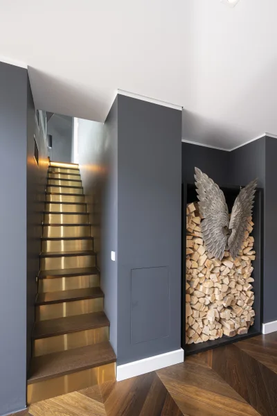 Stilvoller Treppenaufgang zur Galerie