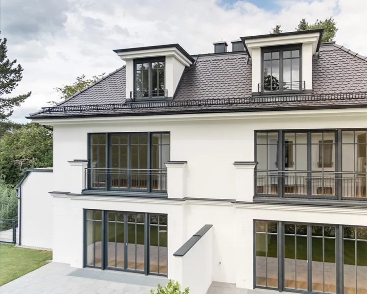 Titelbild - Haus kaufen in München / Moosach - Klassische Neubau-Doppelhaushälfte in ruhiger Lage