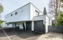 Nordansicht der Villa mit Doppelgarage