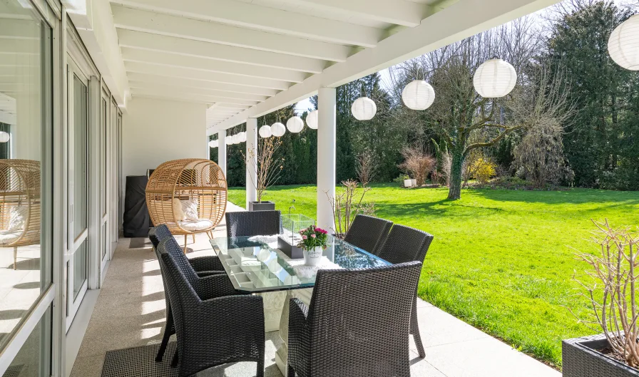 Gemütlicher, beschatteter Sitzplatz im Garten - Haus kaufen in Grünwald - Bauhausfeeling auf weitläufigem Grundstück mit Pool