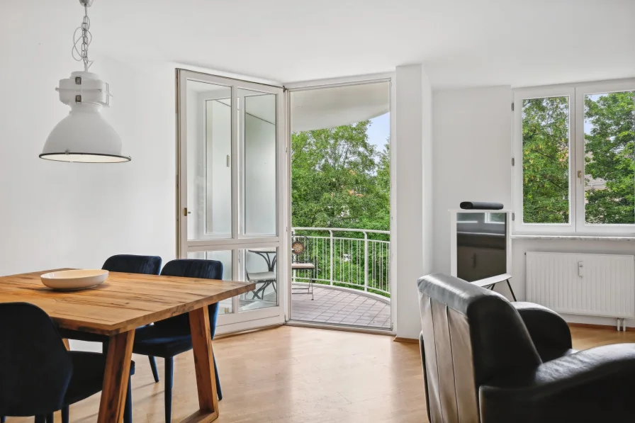 Essbereich mit Blick auf den Balkon - Wohnung kaufen in München / Neuhausen-Nymphenburg - Charmante 2-Zimmer-Wohnung am Nymphenburger Schloss