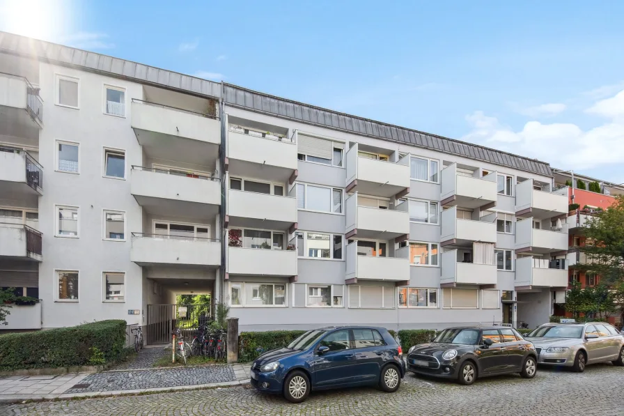 Hausansicht - Wohnung kaufen in München - Renovierte 1-Zimmer-Wohnung mit optimaler Infrastruktur