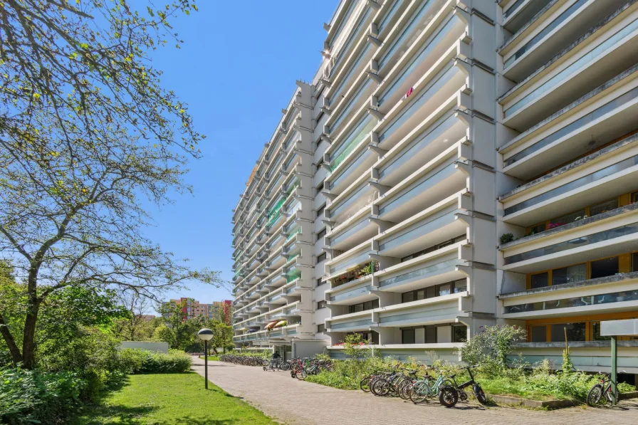 Hausansicht  - Wohnung kaufen in München - Sanierte 2-Zimmer-Wohnung mit großzügigem Balkon