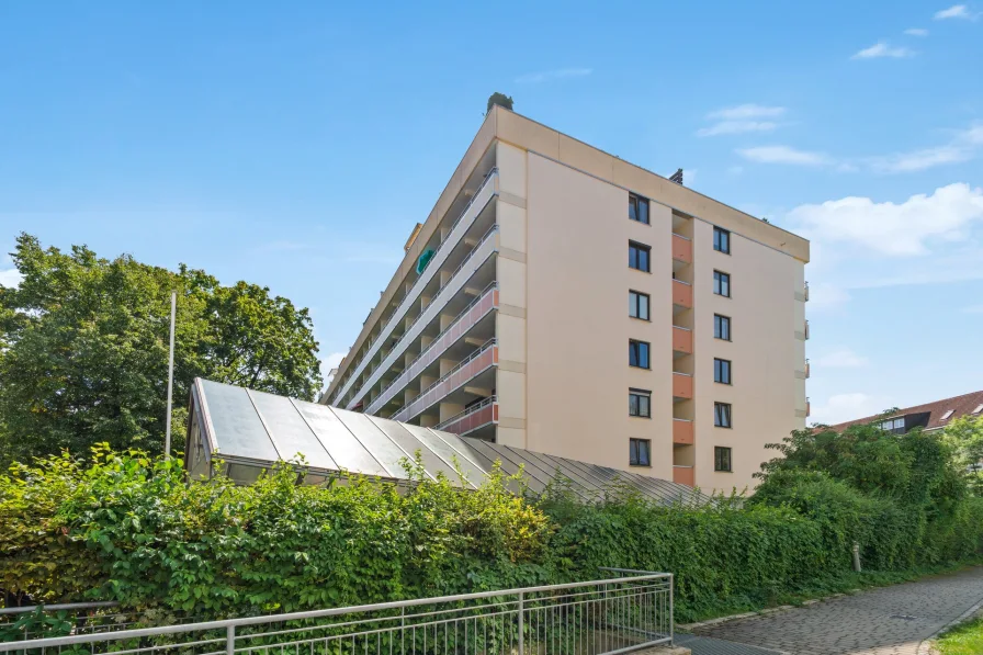 Hausansicht  - Wohnung kaufen in München - Ruhiges Apartment mit West-Loggia