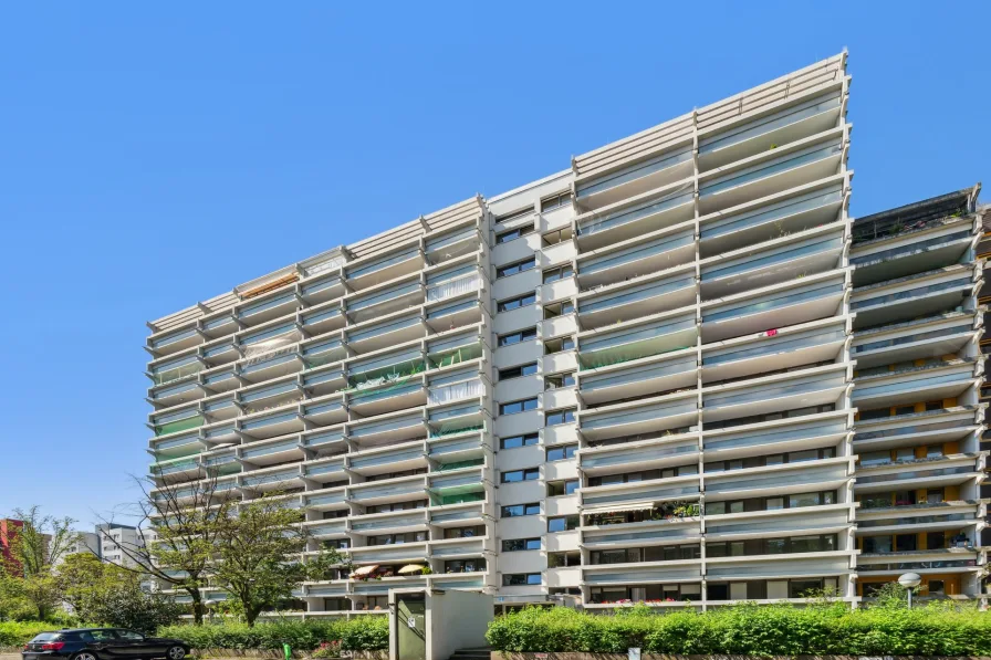 Hausansicht  - Wohnung kaufen in München - Helles 1-Zimmer-Apartment mit großzügigem Balkon