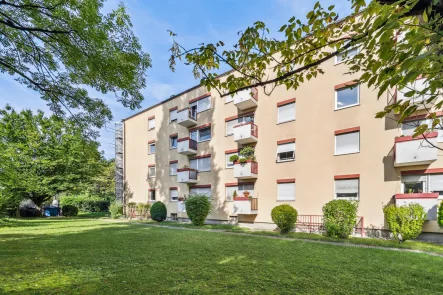 Titelbild - Wohnung kaufen in München - Renovierte 3-Zimmer-Wohnung naheMoosacher Bahnhof