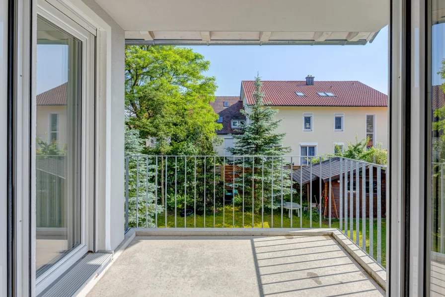 Sonniger Balkon mit dem Blick in den Garten