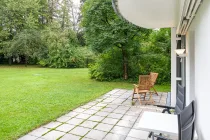 Teilüberdachte Terrasse mit dem Blick in den Garten