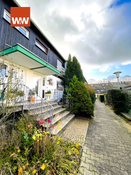 Hausansicht - Haus kaufen in Wiesbaden - Reihenmittelhaus mit Garten, 2 Parkdecks und einer Garage in beliebter Lage