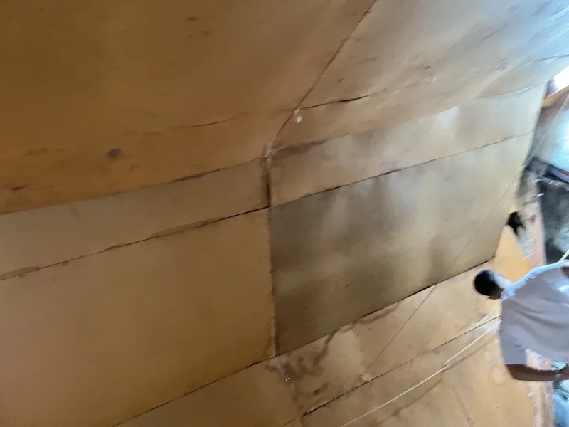 viel Abstellfläche Dachboden