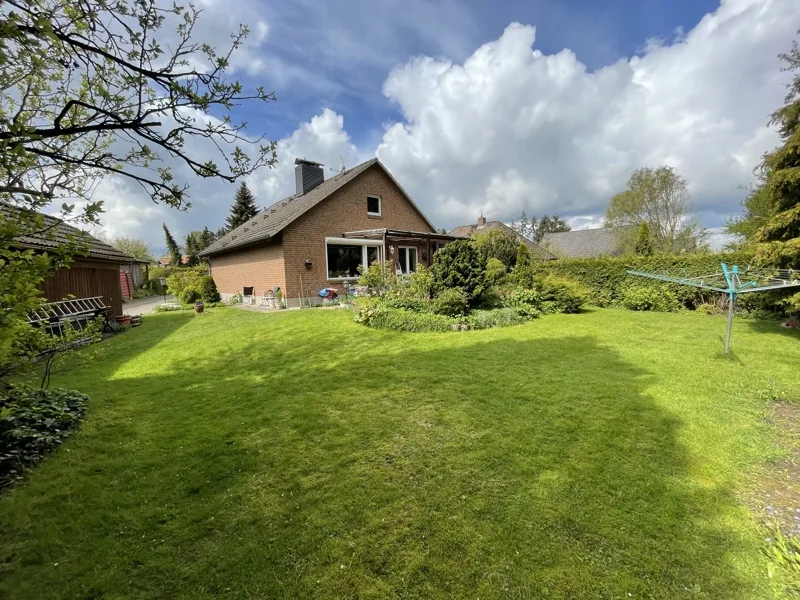 Blick über den Garten zum Haus