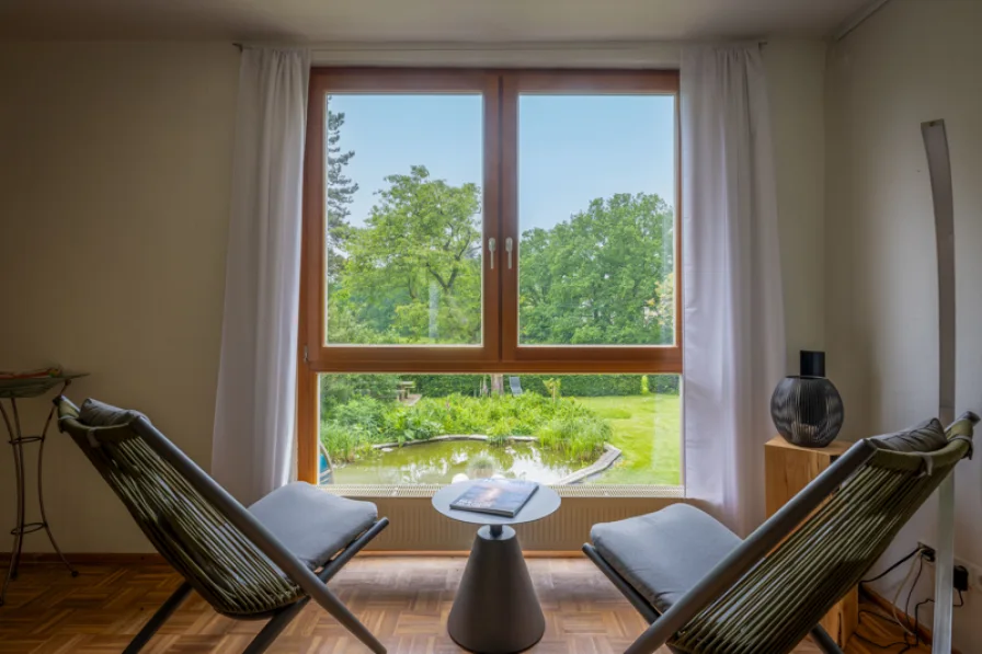 Wohnzimmer mit Blick auf den Teich - Haus kaufen in Hamburg - Traumlage in HH-Duvenstedt! Charmantes Architektenhaus mit diversen Nutzungsmöglichkeiten