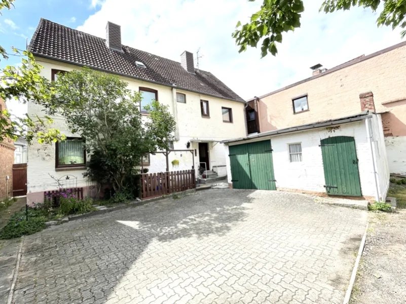 Haus hinten mit Garage