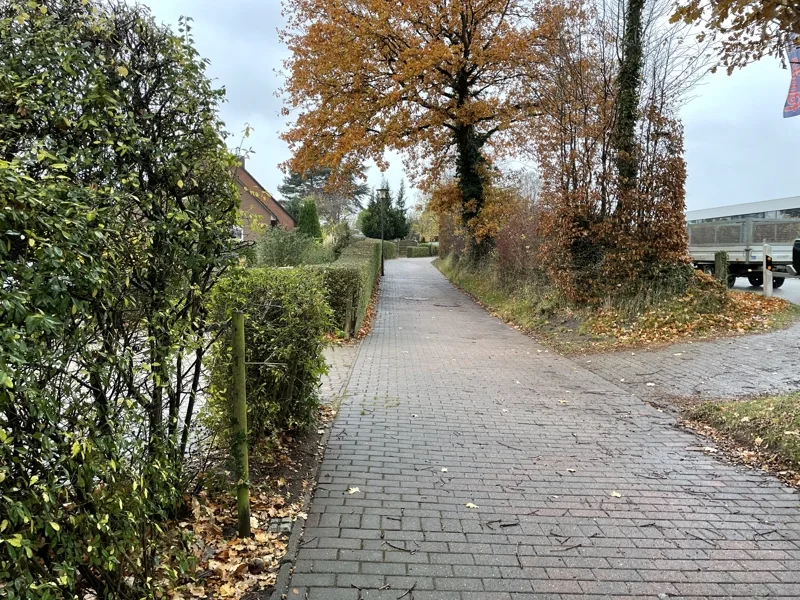 Fußweg am Grundstück