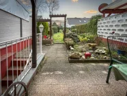 Terrasse mit Blick in den Garten