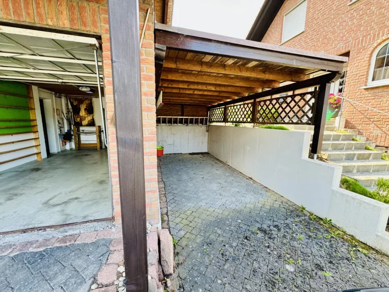 Garage/Carport