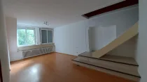 Wohnzimmer mit Treppe zum Dachgeschoss