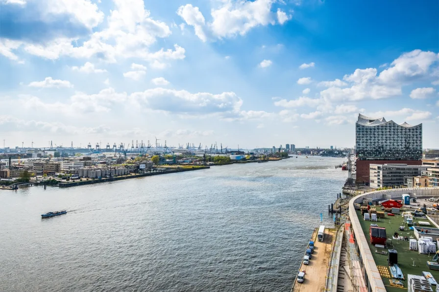 Ausblick Wohnbereich - Wohnung kaufen in Hamburg, HafenCity - Einzigartige Luxuswohnung mit Süd-/Westausrichtung auf der Strandkaispitze im 12. OG im "The Crown"