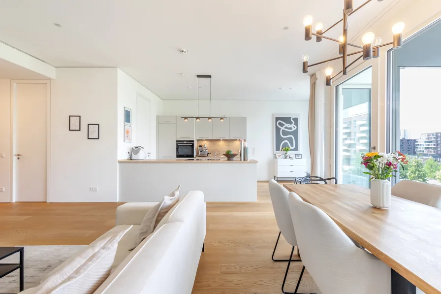 Wohn- und Essbereich - Wohnung mieten in Hamburg - Lichtdurchflutetes, luxuriöses Drei-Zimmer-Apartment im Strandhaus mit Blick auf die Elbphilharmonie