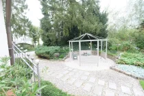 Garten mit Pavillon