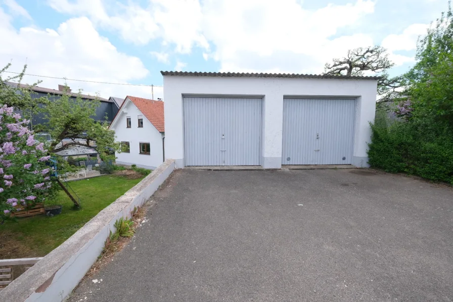 Garage mit Hausblick