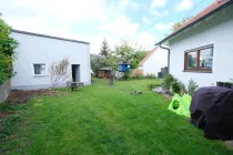 Garage und Gartenblick