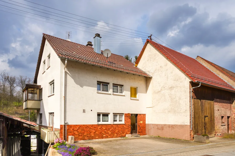 Außenansicht - Haus kaufen in Karlsbad / Mittelmutschelbach - Kompaktes Ein-/ Zweifamilienhaus: ca. 138 m² Wfl., freier Blick, kreatives Grundstück mit 986 m²