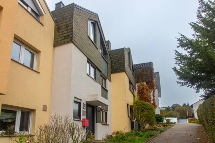 Außenansicht - Haus kaufen in Heilbronn / Klingenberg (Württemberg) - Einladendes RMH in Klingenberg für junge Familien, 155m² Wfl, Gartenparadies & Bus-Anbindung in 150m