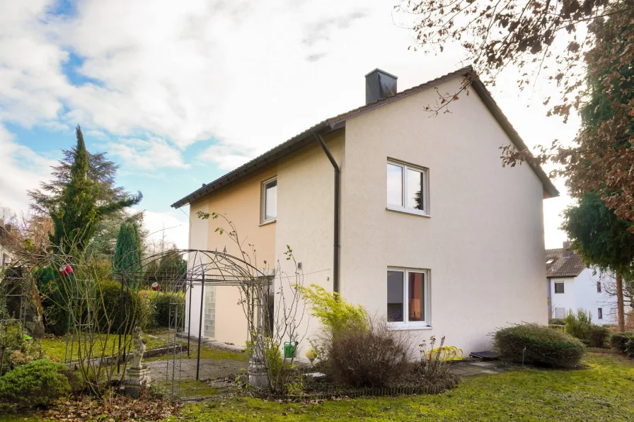 Hausansicht Nord-West - Haus kaufen in Heilbronn - Wohnglück für Familien auf 165 m²: EFH mit Gartenidyll rundum & 100 m Entfernung zur Bushaltestelle