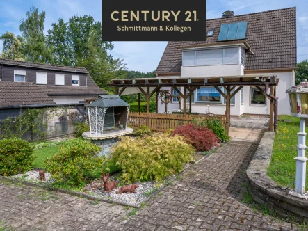 Rückansicht mit Grillplatz und Terrasse - Haus kaufen in Hagen - Vorhalle - Großzügiges Domizil für Gartenliebhaber