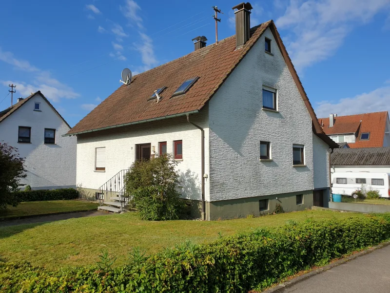 Straßenansicht.2 - Haus kaufen in Bad Friedrichshall-Untergriesheim - Einfamilienhaus mit großem Garten u. Garage in Bad Friedrichshall-Untergriesheim
