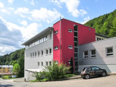 Gebäude / Eingang - Büro/Praxis mieten in Bad Urach - Helle Büroetage * Internetrate (bis 1 Gbit/s) * Bj. 2004 * Großer Multifunktionsraum