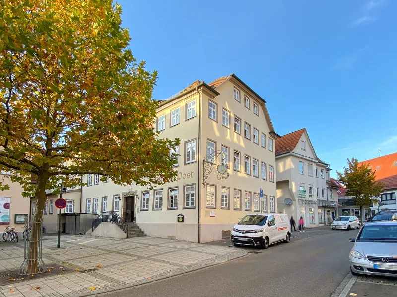 Straßenansicht - Büro/Praxis kaufen in Eningen unter Achalm - Zentral gelegene Gewerbeeinheit * 3 Zimmer * 3 Stellplätze * Provisionsfrei