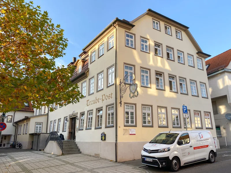 Gebäudeansicht/Eingang - Zinshaus/Renditeobjekt kaufen in Eningen unter Achalm - Zentral gelegene Einheit * 3 Zimmer * 3 Stellplätze * Provisionsfrei * Umnutzung in Wohnen möglich