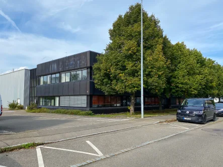 Gebäudeansicht/Zufahrt - Büro/Praxis mieten in Reutlingen - Büro in Mark West * Flexible Aufteilung * Pkw-Stellplätze
