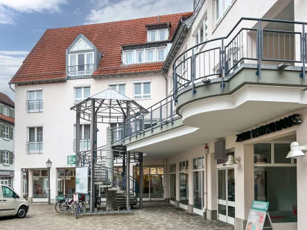 Gebäudeansicht - Laden/Einzelhandel mieten in Bad Urach - Zentral * Schaufenster * Kühlräume * Lager * Rampe