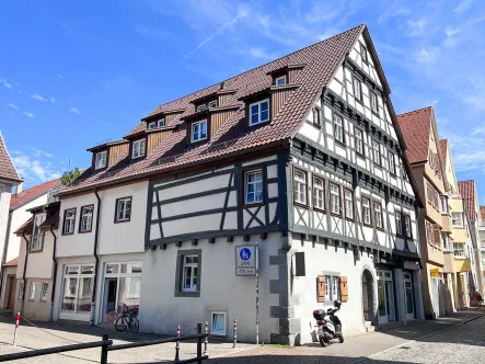 Gebäudeansicht - Gastgewerbe/Hotel kaufen in Reutlingen - Café im Fachwerkhaus * Schaufenster * Innenstadt * Nähe Fußgängerzone