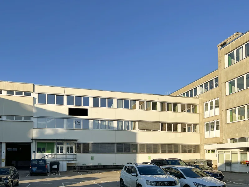Gebäudeansicht - Halle/Lager/Produktion mieten in Pfullingen - Produktion mit Büro und Lager * Starkstrom * Druckluft