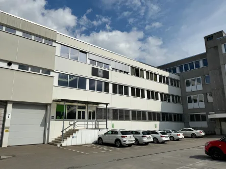 Zufahrt/Gebäude - Halle/Lager/Produktion mieten in Pfullingen - Produktion mit Büro und Lager * überdachte Rampe * Starkstrom * Druckluft