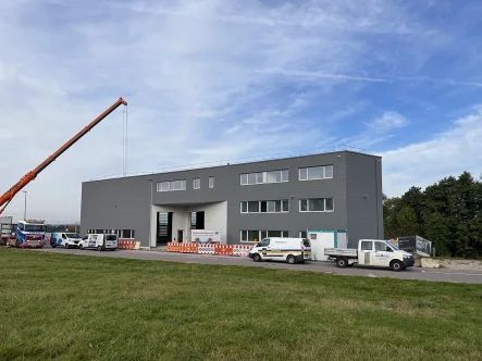 Gebäudeansicht - Halle/Lager/Produktion mieten in Grafenberg - Büro mit Lager * Erstbezug * Glasfaser