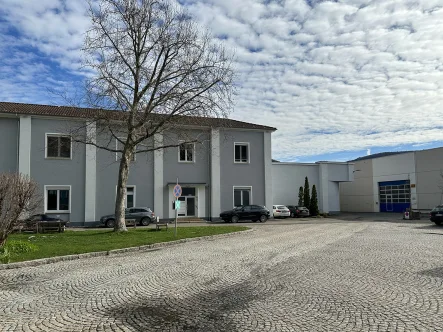 Gebäudeansicht - Halle/Lager/Produktion mieten in Lichtenstein - Helle Lagerhalle * Lkw-Laderampe * ca. 5 m Höhe * Glasfaser möglich