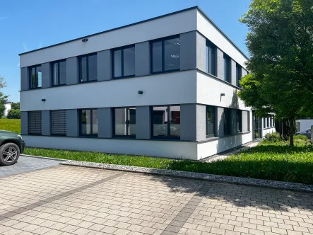 Gebäudeansicht - Büro/Praxis kaufen in Pliezhausen - Modernes Bürogebäude * E-Ladestation * Hochwertige Ausstattung * Ruhige Lage * Parkplätze